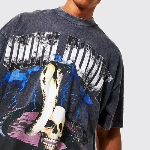 寬版圖案 T 恤－「霓虹之夜」